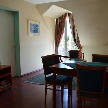 Loui's Wiek Apartmán *